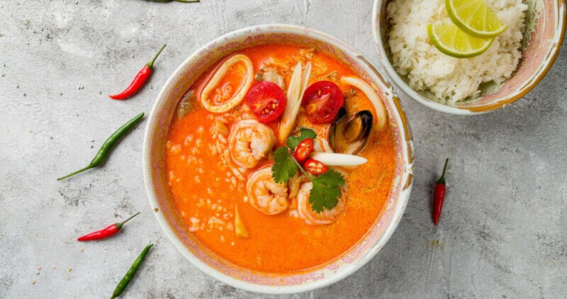 Том Ям с семгой, креветочной пастой и вакамэ
