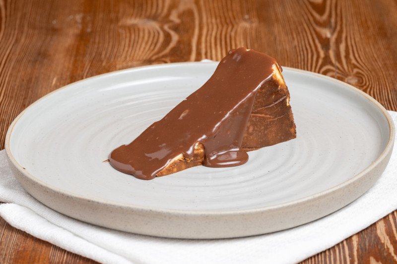 Чизкейк Сан-Себастьян с шоколадным соусом